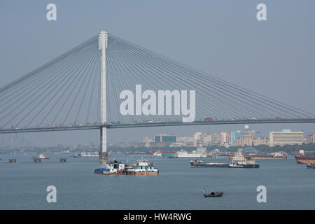 India, Kolkata (Calcutta aka) Capitale del Bengala Occidentale, Fiume Hooghly. Setu Vidyasagar (ponte) collegamento oltre 85.000 veicoli al giorno da quella di Howrah a Kol Foto Stock