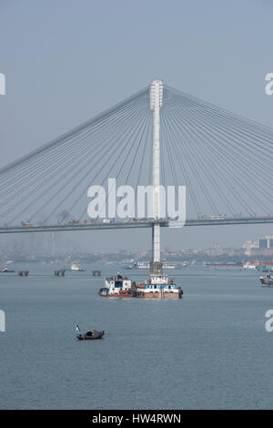 India, Kolkata (Calcutta aka) Capitale del Bengala Occidentale, Fiume Hooghly. Setu Vidyasagar (ponte) collegamento oltre 85.000 veicoli al giorno da quella di Howrah a Kol Foto Stock