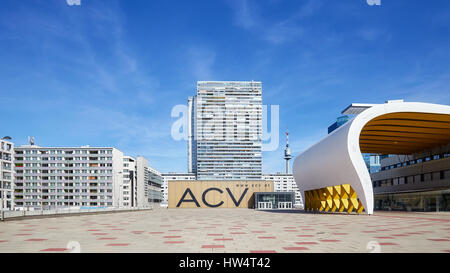 Vienna, Austria - 14 agosto 2016: immagine dell'Austria Center Vienna (ACV), il centro esposizioni e conferenze su una bella giornata d'estate. Foto Stock