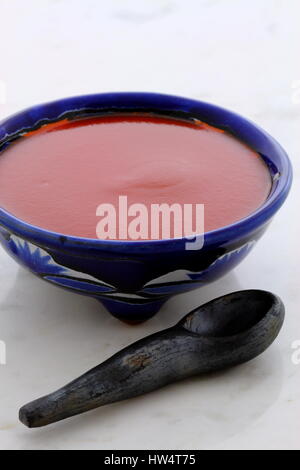 Artigiano messicano salsa calda su vintage talavera ciotola con un delizioso dolce sapore caldo, perfetto per tutti i vostri pasti. Foto Stock