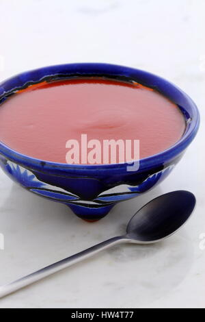 Artigiano messicano salsa calda su vintage talavera ciotola con un delizioso dolce sapore caldo, perfetto per tutti i vostri pasti. Foto Stock