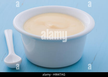 Commerciale di deliziosa crema pasticcera francese-style di yogurt con tutti i frutti che viene miscelata all'interno durante il processo. Su vintage retrò. Foto Stock