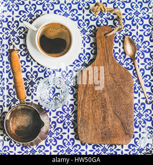 Nero o turco in stile orientale caffè nella tazza e cezve Foto Stock