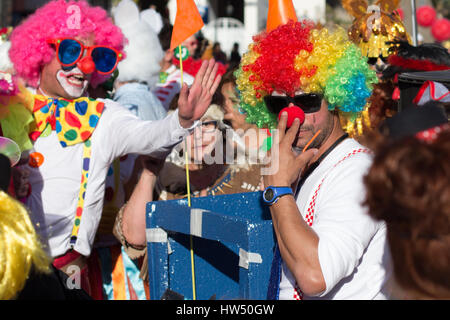 Tenerife, Spagna - Marzo 04, 2017: Clown / persone in costumi clown festeggia il carnevale (Carnaval de Santa Cruz de Tenerife). Foto Stock