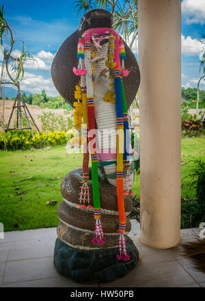 Thailandia, Krabi town. Il gazebo aperto-tempio (sala) dea serpente Manasa responsabile per la fertilità, così i serpenti onorato le donne che desiderano avere molti Foto Stock