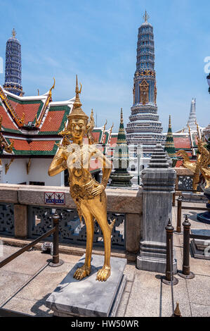 Thailandia, Bangkok. Il Wat Phra Kaew o il Tempio del Buddha di Smeraldo - uno dei più importanti santuari dei buddisti della Thailandia. Statua di mythologi Foto Stock