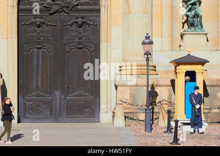 Turistiche e soldato, Royal Palace (Kungliga Slottet) Gamla Stan, Stoccolma, Svezia e Scandinavia Foto Stock