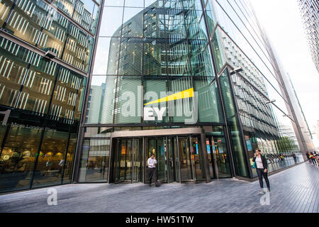 La Ernst & Young office di Londra, Regno Unito. EY è una multinazionale professional service company ed è uno dei "quattro grandi" delle imprese di revisione contabile. In Foto Stock