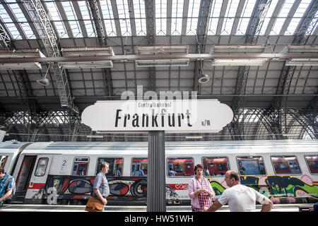 La Frankfurt Hauptbahnhof (la stazione centrale di Francoforte) è una delle più frequentate stazioni ferroviarie in Germania con circa 350.000 passeggeri al giorno, che rende Foto Stock