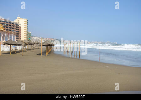 Ristorante sulla spiaggia di onde alte. Codice arancione è dato per la marea e del vento. Fuengirola, Malaga, Andalusia. Spagna Foto Stock