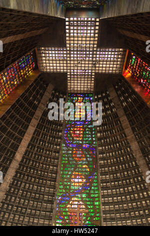 All'interno della Cattedrale Metropolitana di San Sebastian in Rio de Janeiro, Braziil. Ci sono quattro rettilineo di vetrate nella cattedrale. Foto Stock
