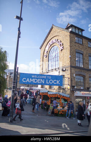 Segno di benvenuto in Camden Lock, che si trova sul Regent's Canal di Camden Town, Londra. Foto Stock