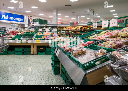 Morrisons supermercato interno frutta ortaggi per la vendita al dettaglio di prodotti alimentari Foto Stock