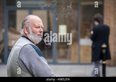 Uomo tubo di fumo Street Truro City Centre Cornwall Foto Stock