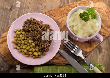 Tradizionale piatto scozzese, tritare e tatties con prezzemolo in una tazza con il segnale di PEA Foto Stock