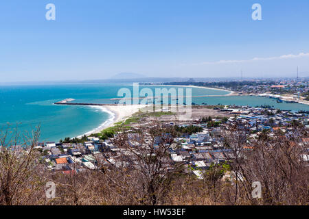 Veduta aerea Phan Thiet dalla antica Torre Cham, Vietnam meridionale Foto Stock