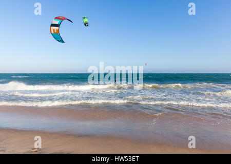 Mui Ne, Vietnam - 24 Marzo, 2014: Kiters cavalcare le onde a Mui Ne beach, Vietnam meridionale il 24 marzo, 2014. Foto Stock