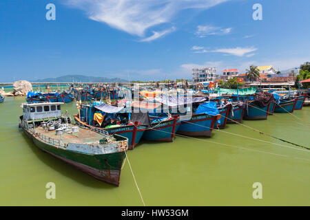 Nah Trang, Vietnam - Aprile 14, 2014: vietnamita barche da pesca nel porto vicino a Nha Trang city il 14 aprile 2014, il Vietnam. Foto Stock