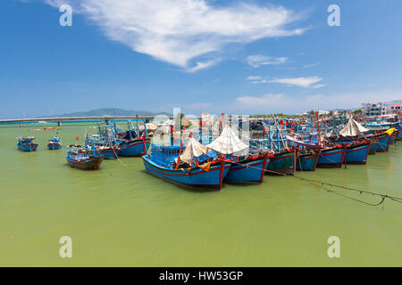 Nah Trang, Vietnam - Aprile 14, 2014: vietnamita barche da pesca nel porto vicino a Nha Trang city il 14 aprile 2014, il Vietnam. Foto Stock