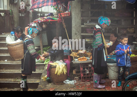 Sapa, il Vietnam - 6 Maggio 2014: donne Hmong in abiti tradizionali sono l'acquisto di merci presso il mercato locale in Sapa village, Lao Cai, nel Vietnam del Nord. Foto Stock