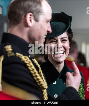 Correzione ritrasmesso BYLINE il Duca e la Duchessa di Cambridge parlare con i soldati del primo battaglione irlandese Guardie seguendo il loro il giorno di San Patrizio parade presso caserma di cavalleria, Hounslow. Foto Stock