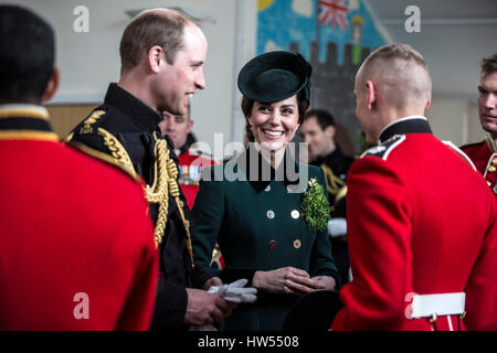 Correzione ritrasmesso BYLINE il Duca e la Duchessa di Cambridge parlare con i soldati del primo battaglione irlandese Guardie seguendo il loro il giorno di San Patrizio parade presso caserma di cavalleria, Hounslow. Foto Stock