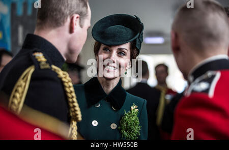 Correzione ritrasmesso BYLINE il Duca e la Duchessa di Cambridge parlare con i soldati del primo battaglione irlandese Guardie seguendo il loro il giorno di San Patrizio parade presso caserma di cavalleria, Hounslow. Foto Stock