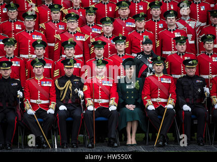 Correzione ritrasmesso BYLINE il Duca e la Duchessa di Cambridge per sedersi per una fotografia ufficiale con marescialli del primo battaglione irlandese Guardie seguendo il loro il giorno di San Patrizio parade presso caserma di cavalleria, Hounslow. Foto Stock