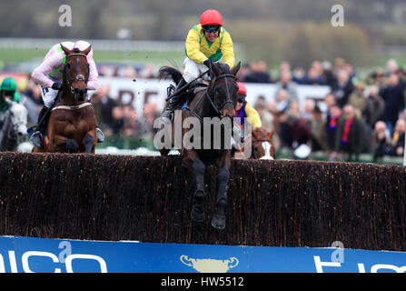 Dimensionamento Giovanni cavalcato da Robbie Power sul loro modo di vittoria nella Timico Cheltenham Gold Cup il giorno finale del 2017 Cheltenham Festival a Cheltenham Racecourse. Foto Stock