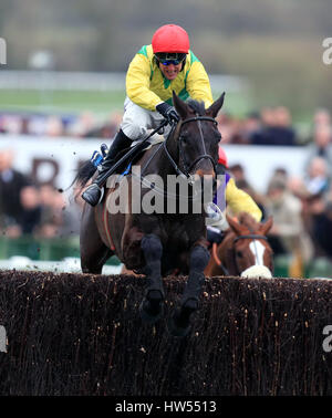 Dimensionamento Giovanni cavalcato da Robbie Power sul loro modo di vittoria nella Timico Cheltenham Gold Cup il giorno finale del 2017 Cheltenham Festival a Cheltenham Racecourse. Foto Stock