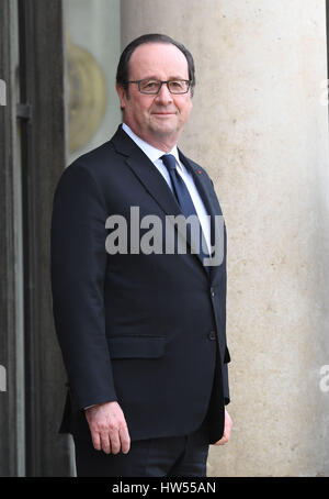 Il Presidente francese Francois Hollande attende per salutare il Duca e la Duchessa di Cambridge all'Elysee Palace durante una visita ufficiale a Parigi, Francia. Foto Stock