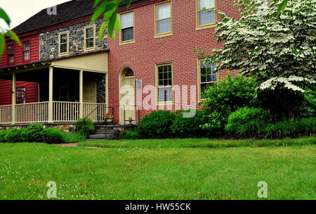 Kennett Square, Pennsylvania - Giugno 4, 2015: in stile federale, i boschi, costruita nel 1828, ospita un negozio specializzato la vendita di carni fresche e di funghi secchi un Foto Stock