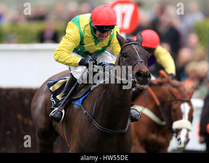 Dimensionamento Giovanni cavalcato da Robbie Power sul loro modo di vittoria nella Timico Cheltenham Gold Cup il giorno finale del 2017 Cheltenham Festival a Cheltenham Racecourse. Foto Stock