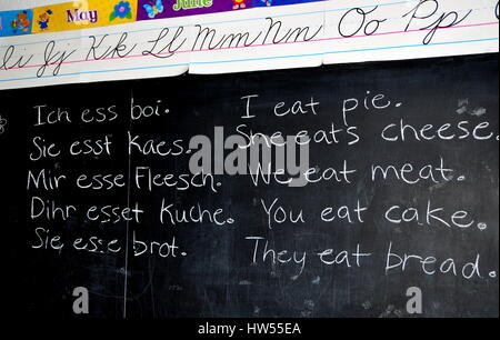 Lancaster, Pennsylvania - Giugno 5, 2015: una stanza school house blackboard con lezioni scritto in tedesco e in inglese presso il villaggio Amish outdoor Foto Stock