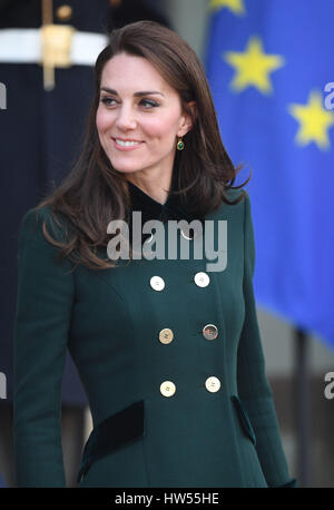 La Duchessa di Cambridge si allontana dopo un incontro con il Presidente francese Francois Hollande all'Elysee Palace durante una visita ufficiale a Parigi, Francia. Foto Stock