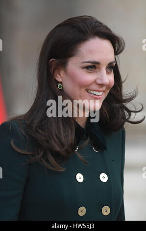 La Duchessa di Cambridge si allontana dopo un incontro con il Presidente francese Francois Hollande all'Elysee Palace durante una visita ufficiale a Parigi, Francia. Foto Stock