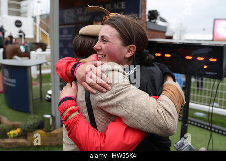 Victoria Pendleton (sinistra) festeggia con Jockey Bryony Miss Frost dopo la sua cavalcata vincente su Pacha Du Polder in St James's Place Foxhunter Challenge Cup Open Hunters' Chase durante la Gold Cup giorno del 2017 Cheltenham Festival a Cheltenham Racecourse. Foto Stock