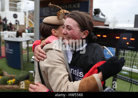 Victoria Pendleton (sinistra) festeggia con Jockey Bryony Miss Frost dopo la sua cavalcata vincente su Pacha Du Polder in St James's Place Foxhunter Challenge Cup Open Hunters' Chase durante la Gold Cup giorno del 2017 Cheltenham Festival a Cheltenham Racecourse. Foto Stock