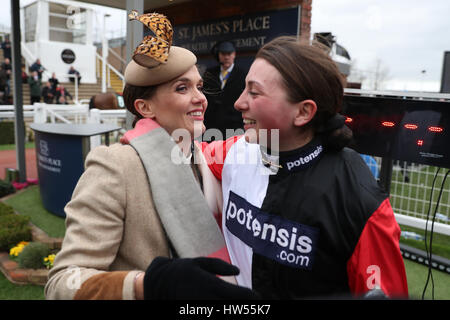 Victoria Pendleton (sinistra) festeggia con Jockey Bryony Miss Frost dopo la sua cavalcata vincente su Pacha Du Polder in St James's Place Foxhunter Challenge Cup Open Hunters' Chase durante la Gold Cup giorno del 2017 Cheltenham Festival a Cheltenham Racecourse. Foto Stock