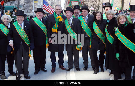 Il ministro per la diaspora Joe McHugh saluta la gente dalla sua circoscrizione Donegal durante la Festa di San Patrizio Parade di New York STATI UNITI D'AMERICA. Foto Stock