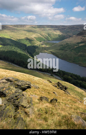 Vista della pietra Colomba serbatoio dall assessore's Hill, Saddleworth, Grande Manchester, Inghilterra. Foto Stock