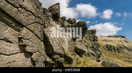 Rocce di assessore alla collina di Colomba sopra il serbatoio di pietra, Saddleworth, Greater Manchester, Inghilterra. Foto Stock