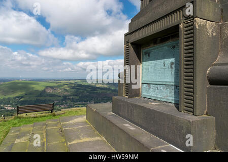 Saddleworth Memoriale di guerra sulla collina sopra Uppermill vicino a Oldham, Greater Manchester, Inghilterra Foto Stock