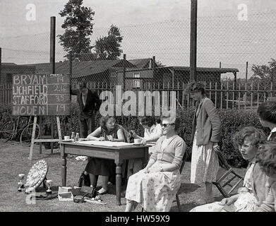 1940s, insegnanti uomo la tavola dei risultati in una scuola la giornata dello sport, Inghilterra. Foto Stock