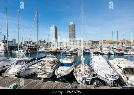 Il Port Olímpic è una marina si trova a Barcellona, in Catalogna. Situato a est del porto di Barcellona, ha ospitato le manifestazioni di vela per l'estate 1992 Foto Stock