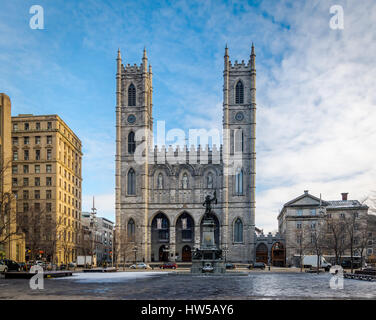 Basilica di Notre Dame di Montreal e di Place d'Armes - Montreal, Quebec, Canada Foto Stock