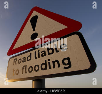 Segnale di avvertimento ,road soggette ad inondazioni su strada rurale nel Parco Nazionale di Peak District,Derbyshire, Regno Unito. Foto Stock