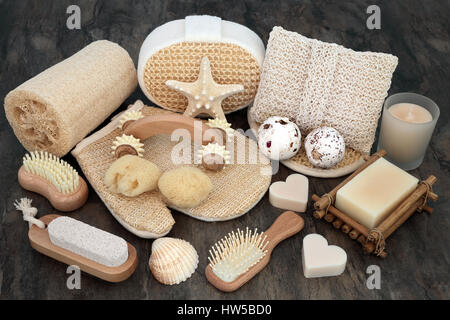Natural spa e trattamenti viso bellezza prodotti detergenti con accessori per il bagno tra cui scrub esfoliante, spugne, saponi e conchiglie. Foto Stock