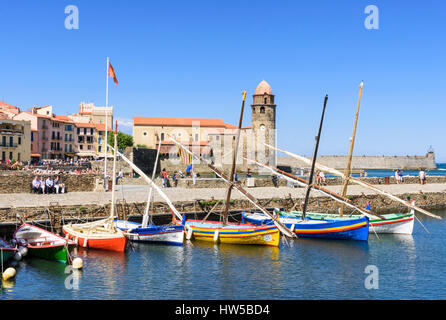 Barche tradizionali ormeggiata al porto d'Avall con la chiesa di Notre Dame des Anges dietro, Collioure, Côte Vermeille, Francia Foto Stock