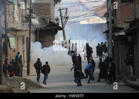 Srinagar Kashmir. Xvii Mar, 2017. In mezzo al gas lacrimogeno fumo contestatori del Kashmir grida anti India e Pro libertà di slogan durante la protesta dopo la preghiera del venerdì in Sopore. Pertinentemente la resistenza comune sulla leadership giovedì aveva chiamato per la pacifica protesta dopo la preghiera del venerdì il 17 marzo contro l uccisione di Kaneeza e criticamente il ferimento di suo fratello in una sparatoria a Kupwara. Credito: Mohammad Abu Bakar/Pacific Press/Alamy Live News Foto Stock